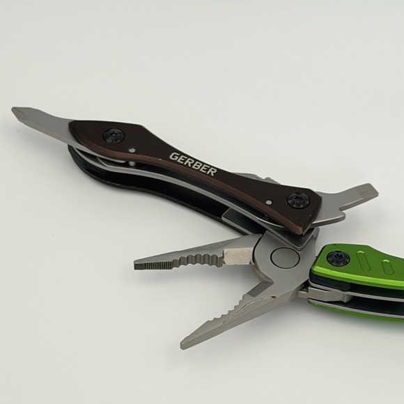 Gerber Crucial Multi Tool Seatbelt Cutter Needle Nose Plier Screwdrivers - Picture 4 of 8